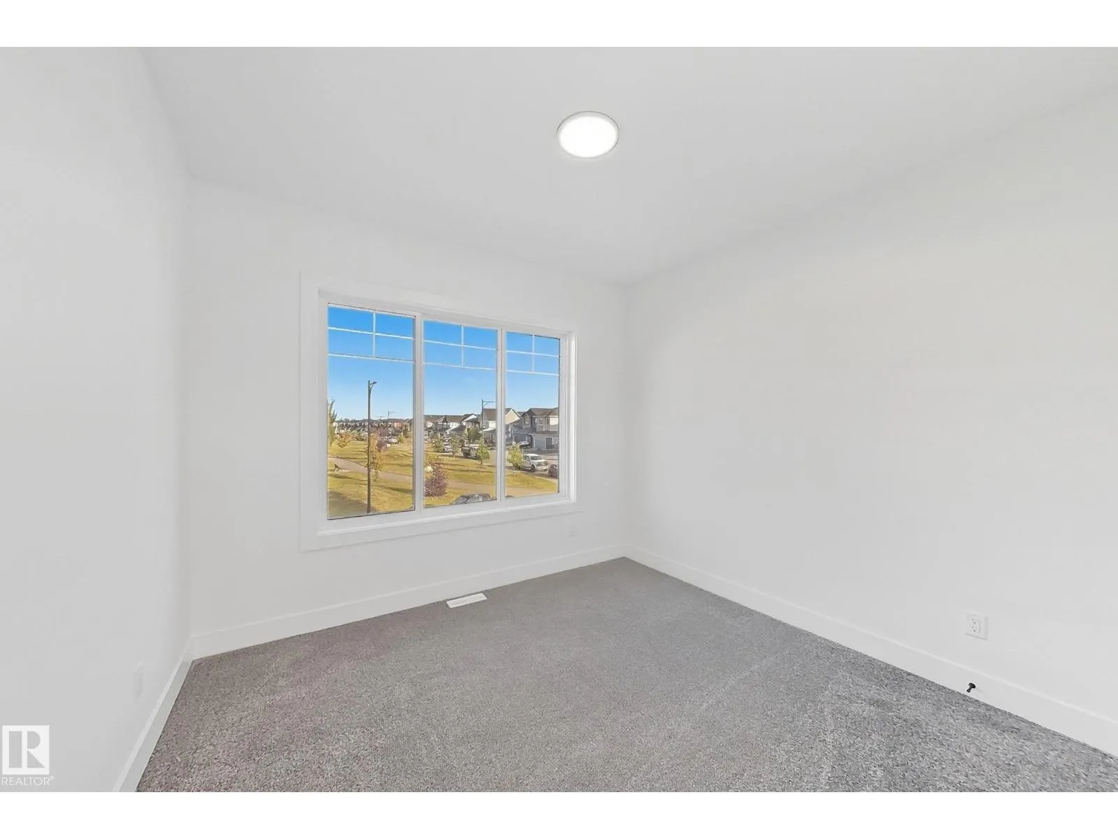 144 Edgewater Cir