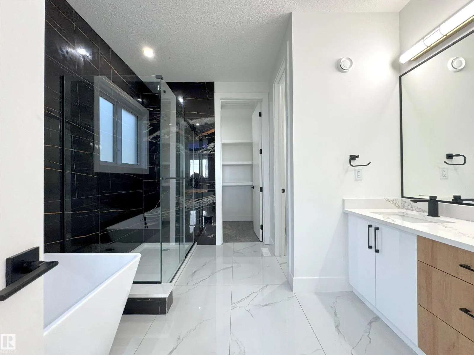 144 Edgewater Cir