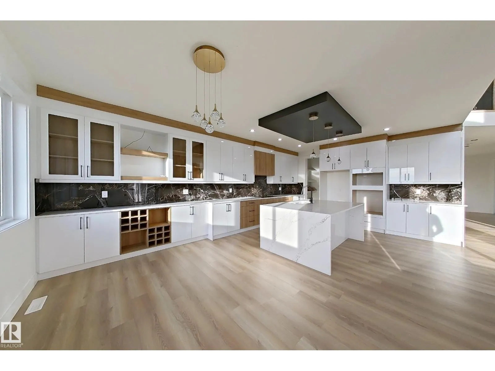 144 Edgewater Cir