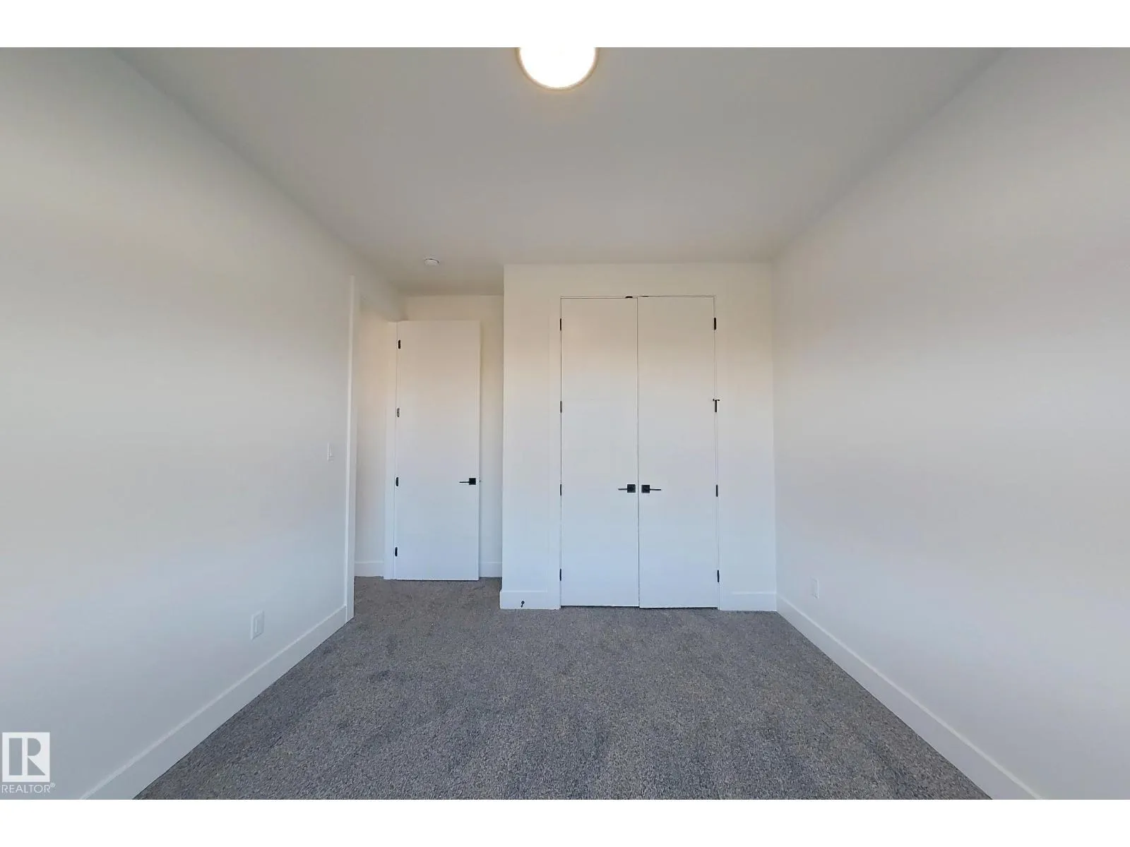 144 Edgewater Cir