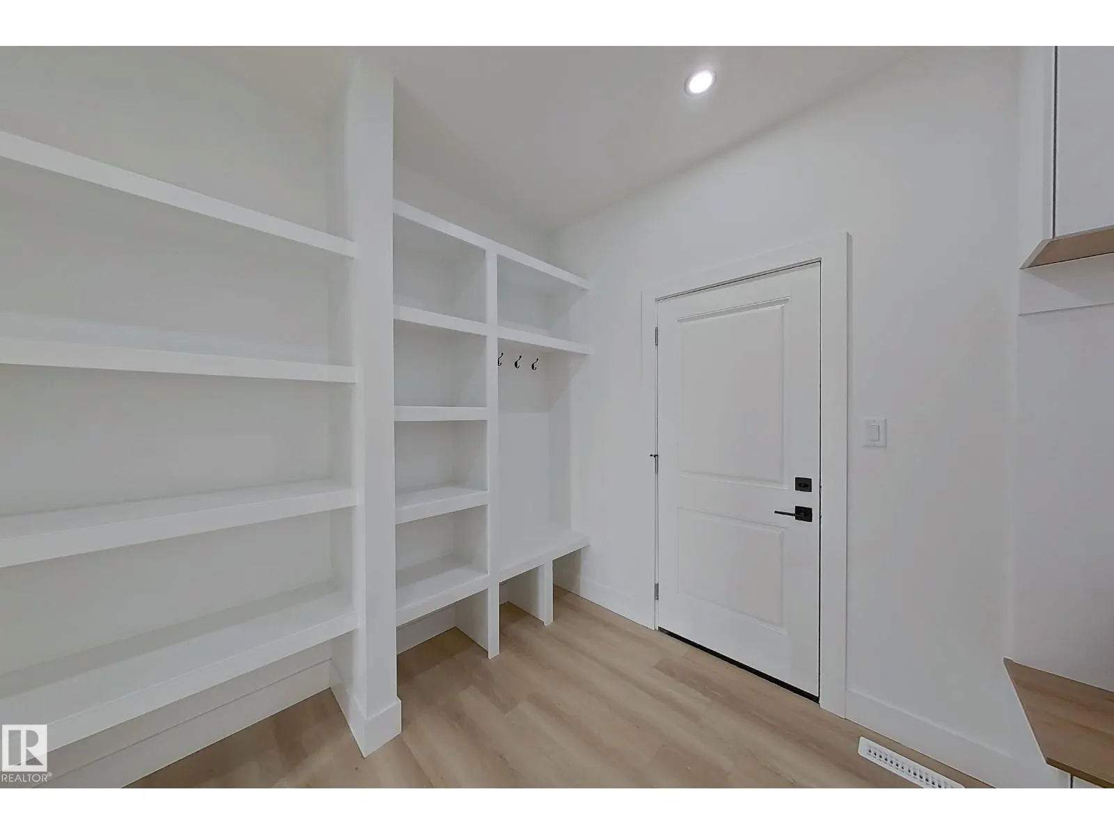 144 Edgewater Cir