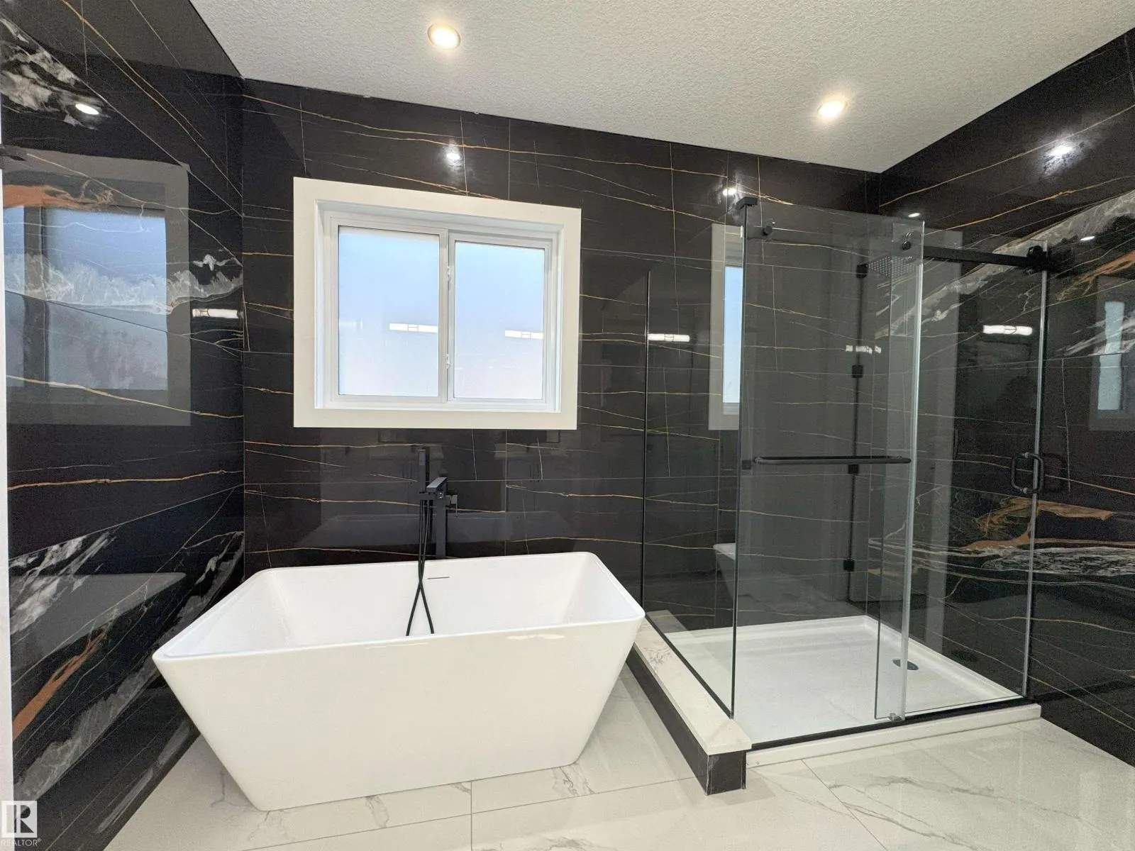 144 Edgewater Cir