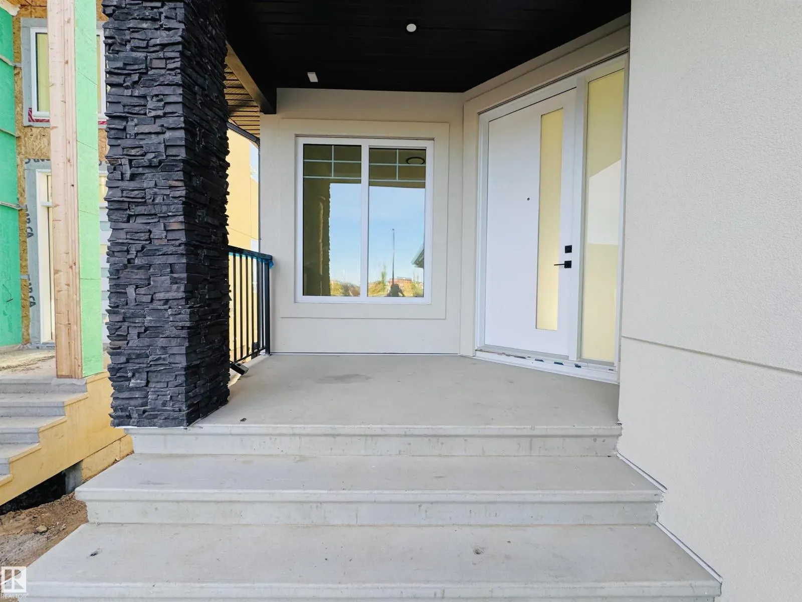 144 Edgewater Cir