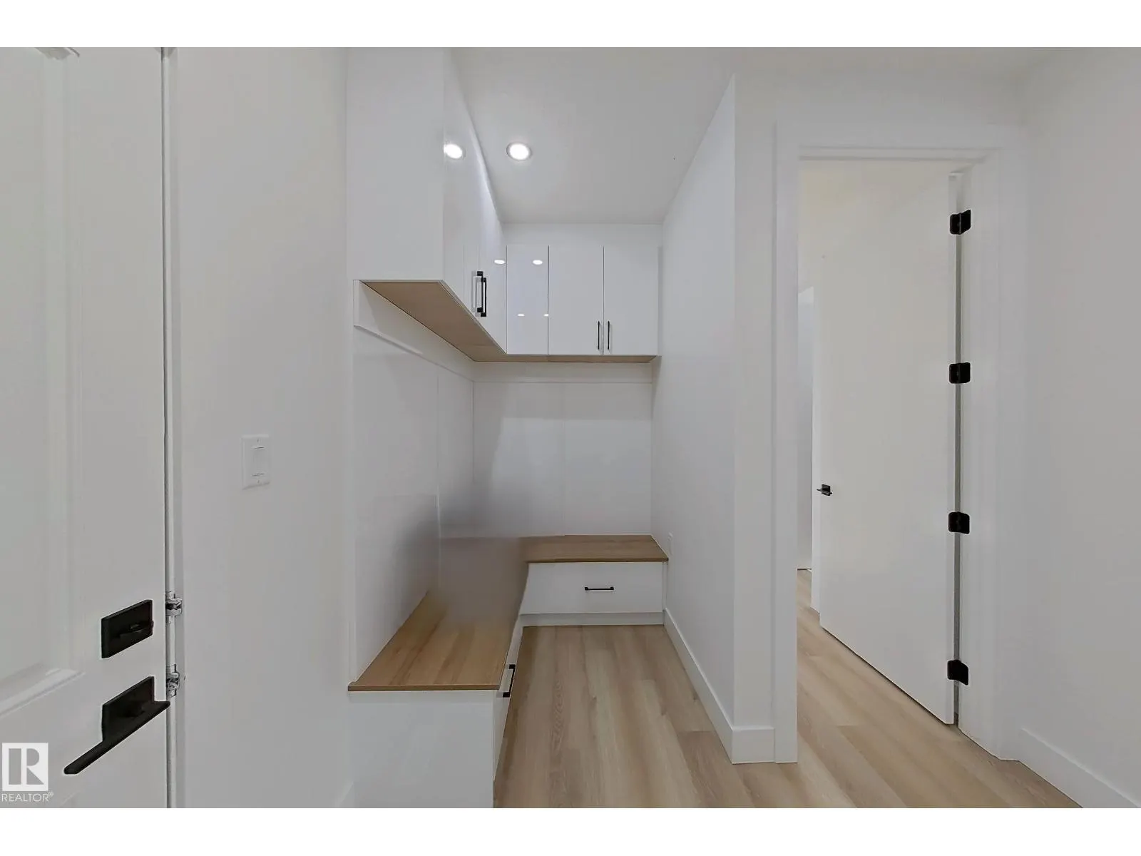 144 Edgewater Cir