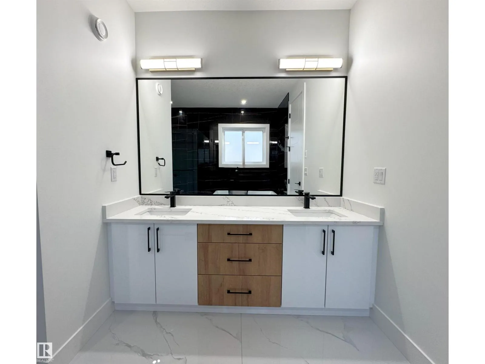 144 Edgewater Cir