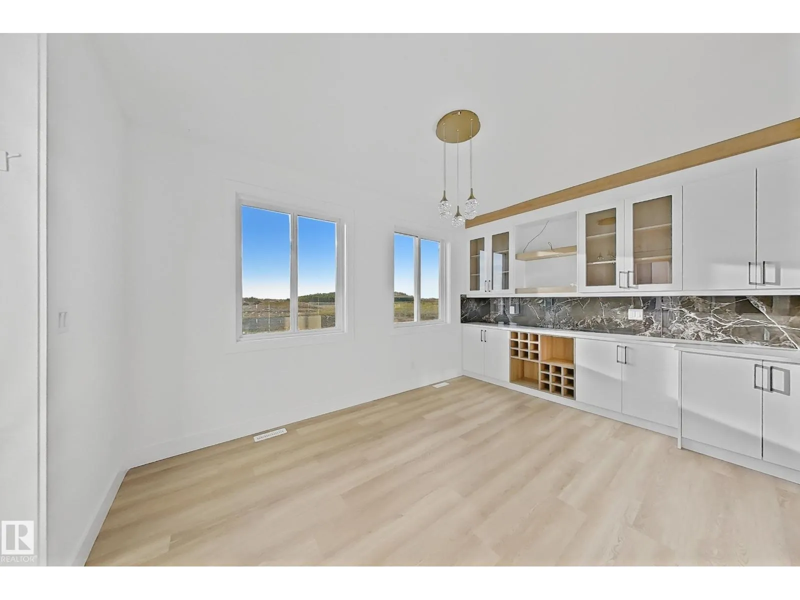 144 Edgewater Cir