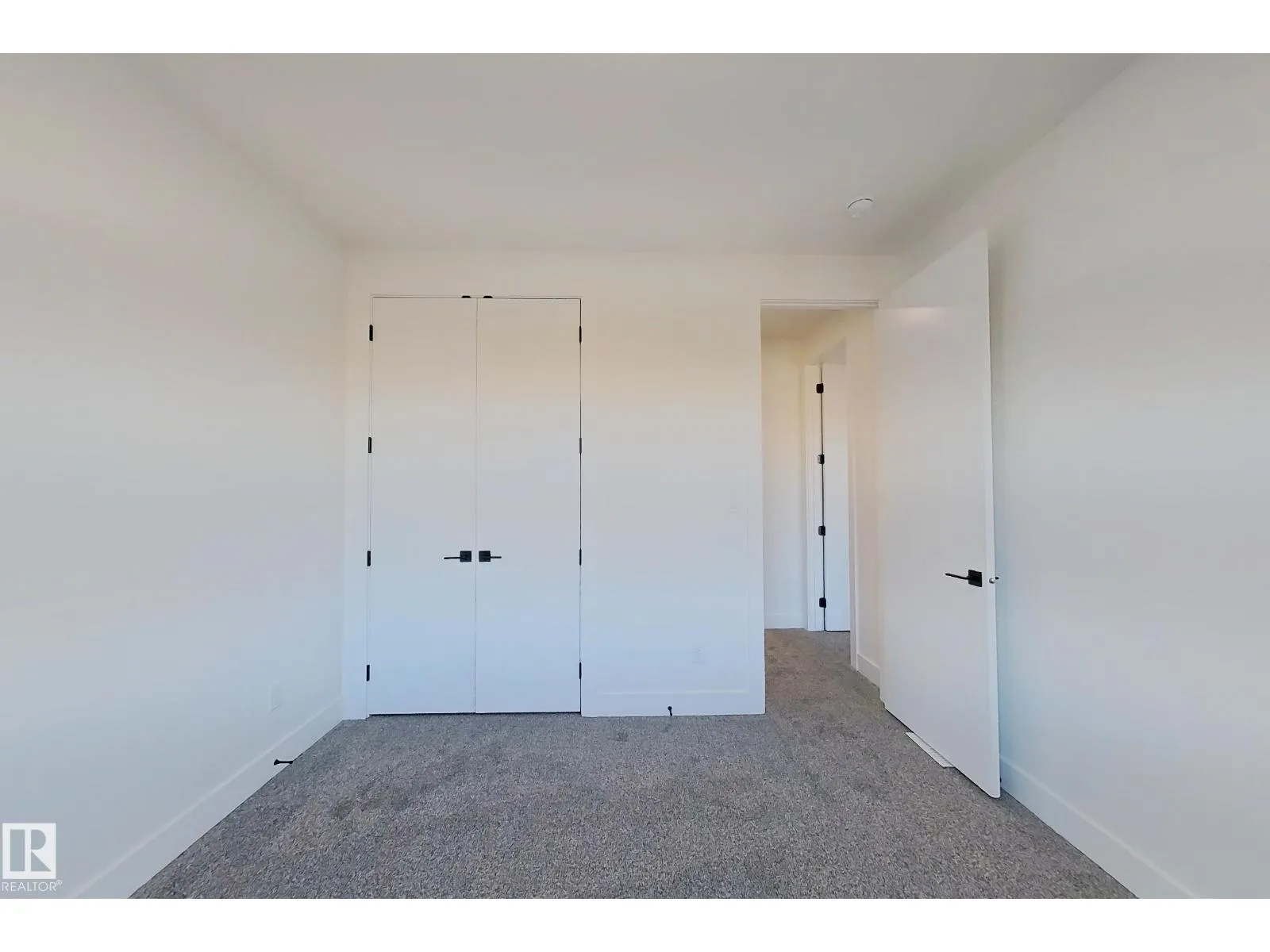 144 Edgewater Cir