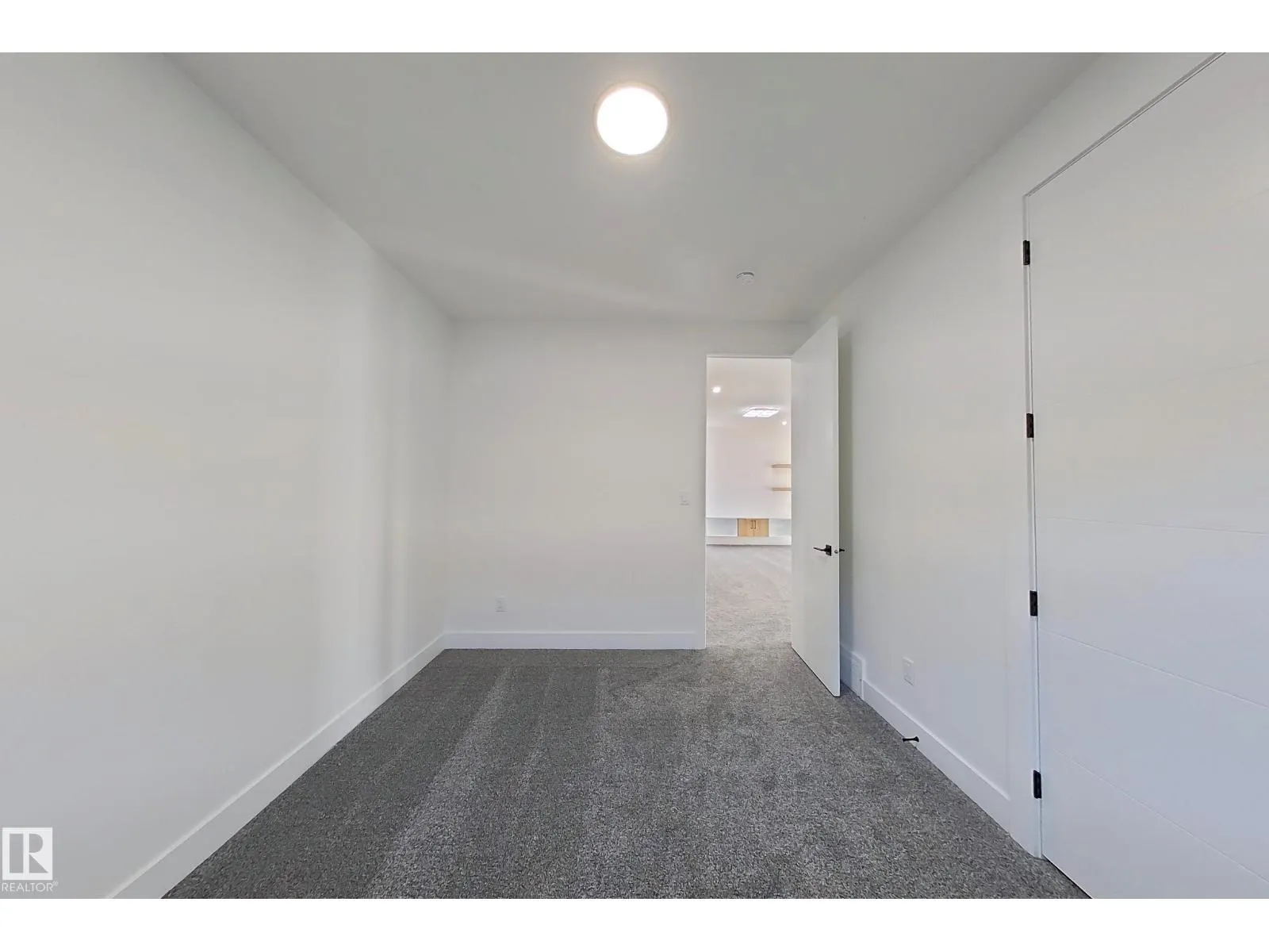 144 Edgewater Cir