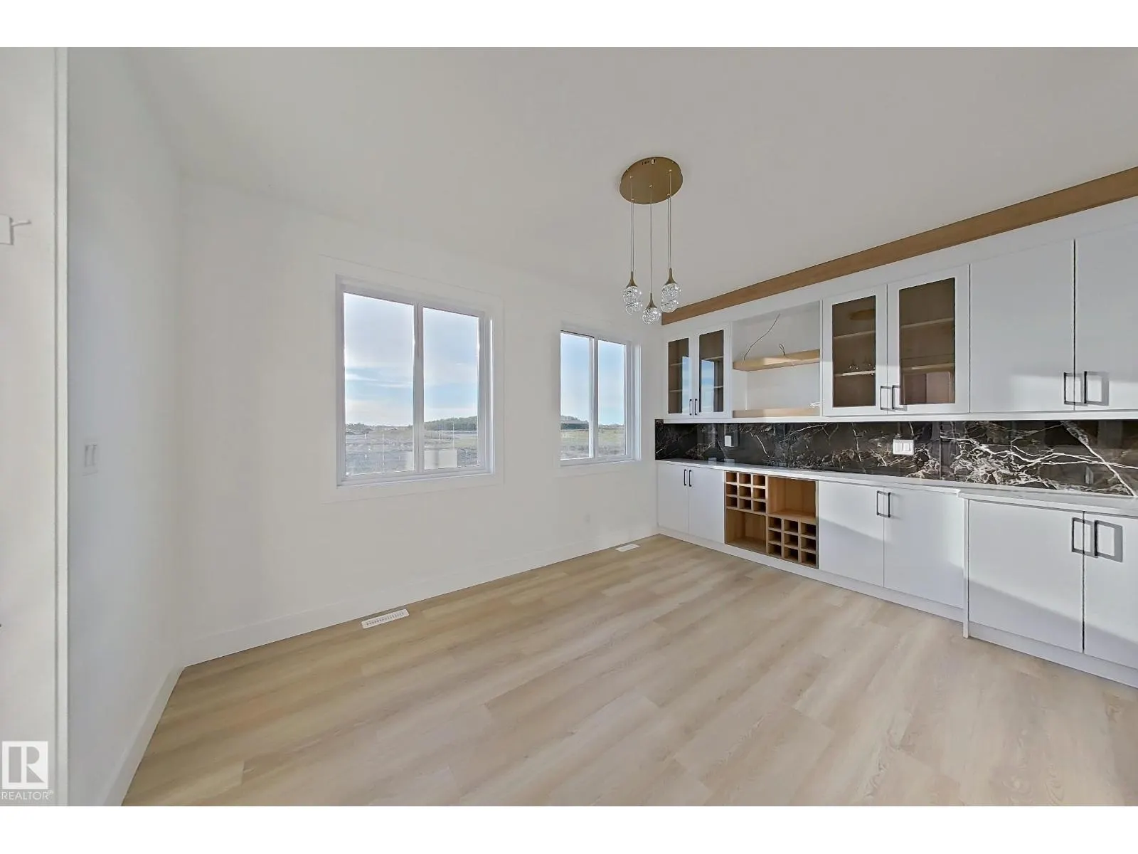 144 Edgewater Cir