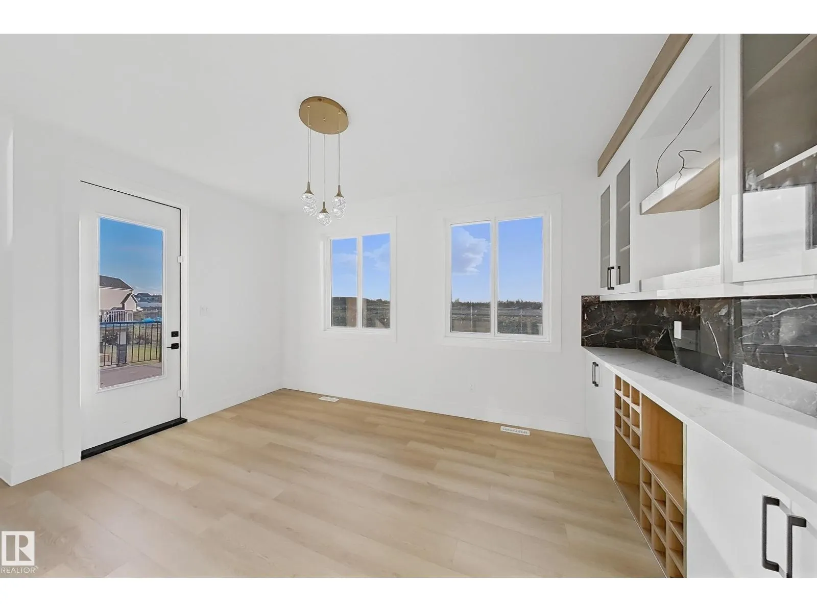 144 Edgewater Cir