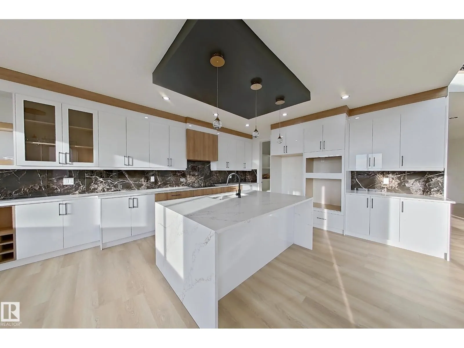 144 Edgewater Cir