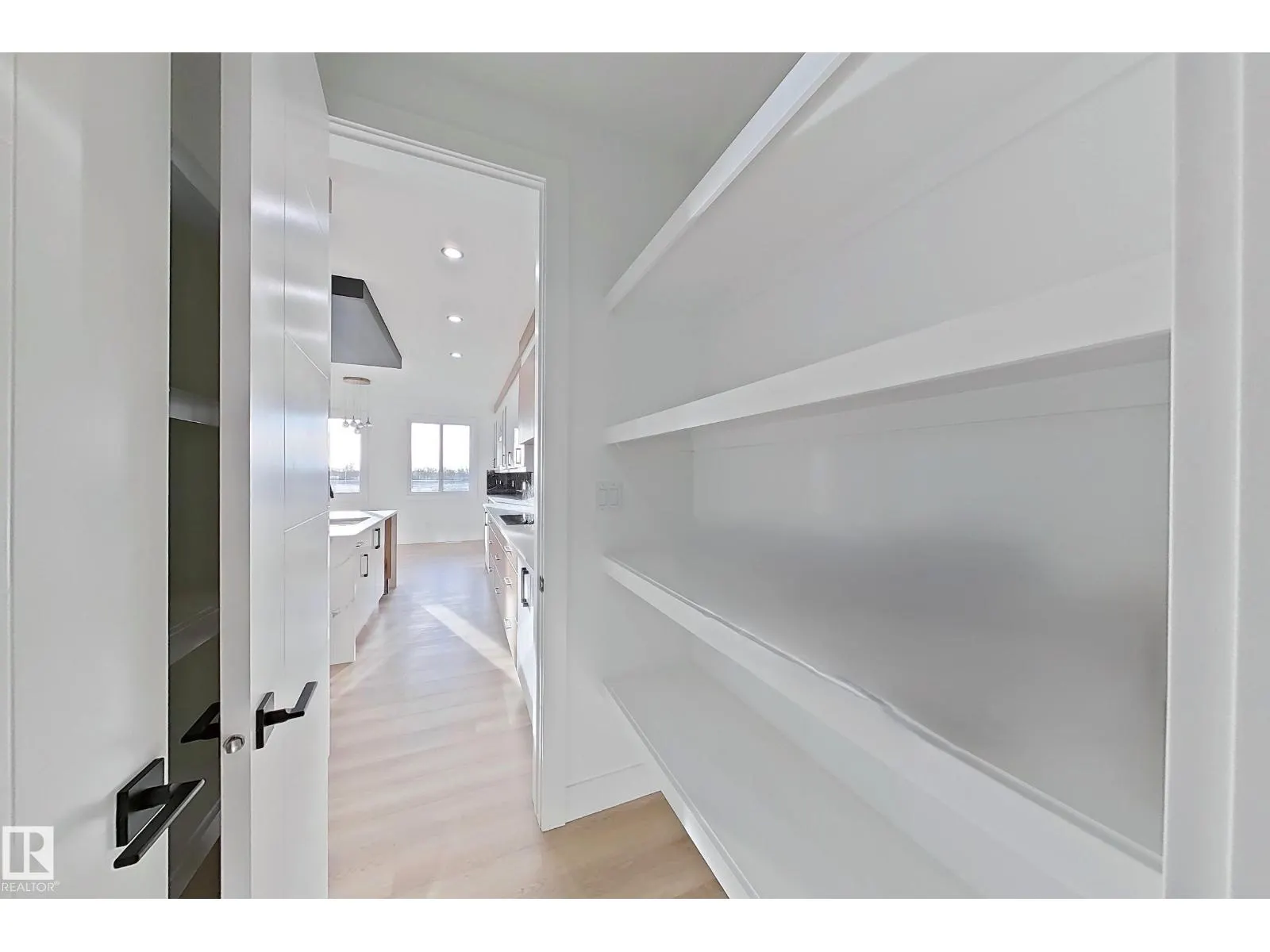 144 Edgewater Cir