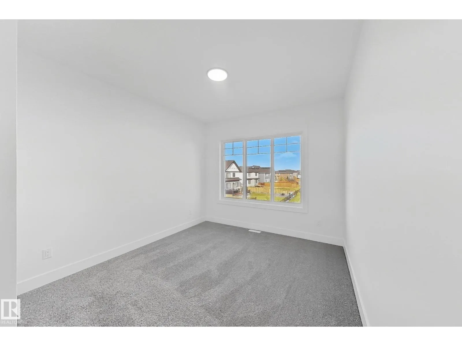144 Edgewater Cir