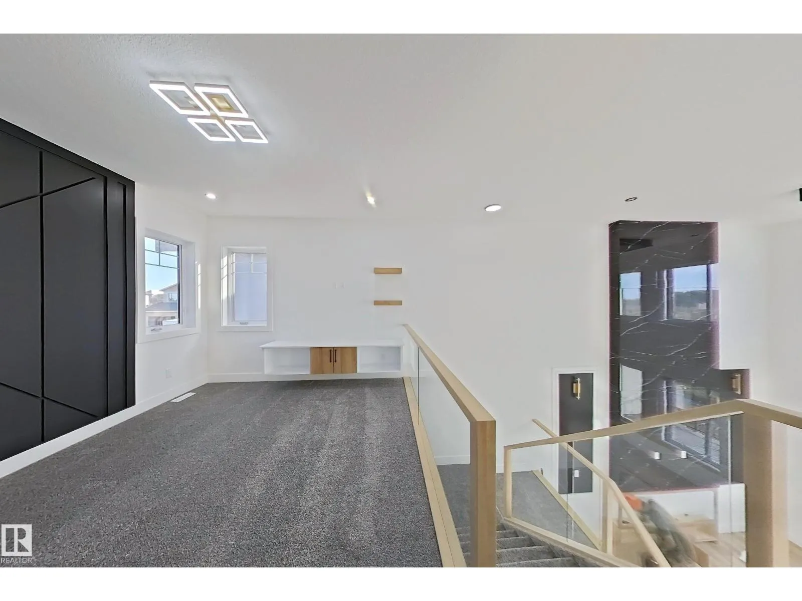 144 Edgewater Cir