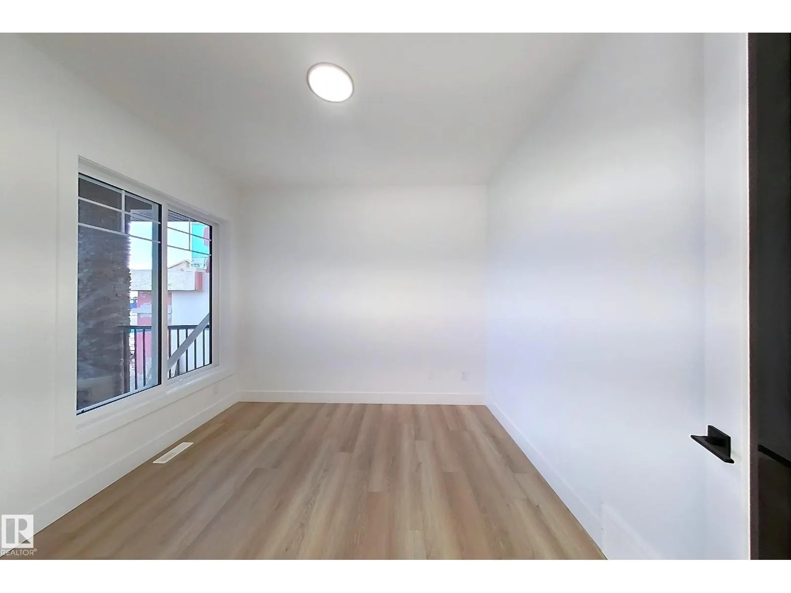 144 Edgewater Cir