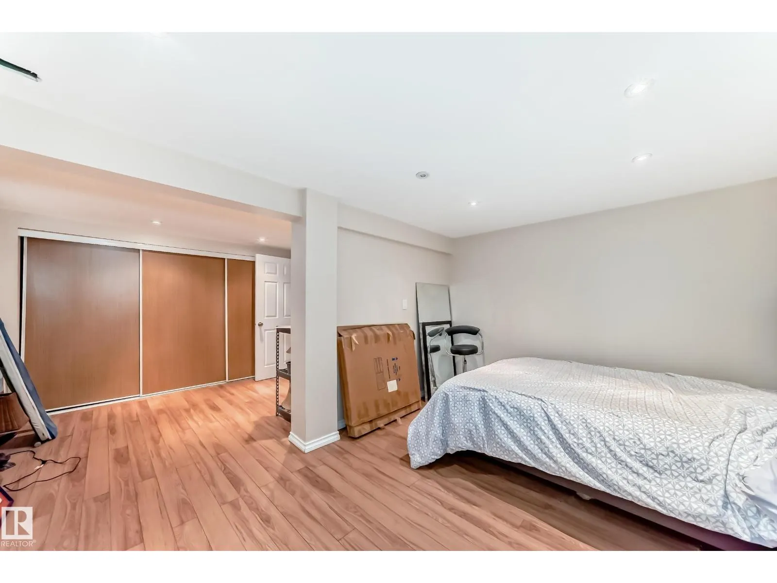 15906 92A AV NW