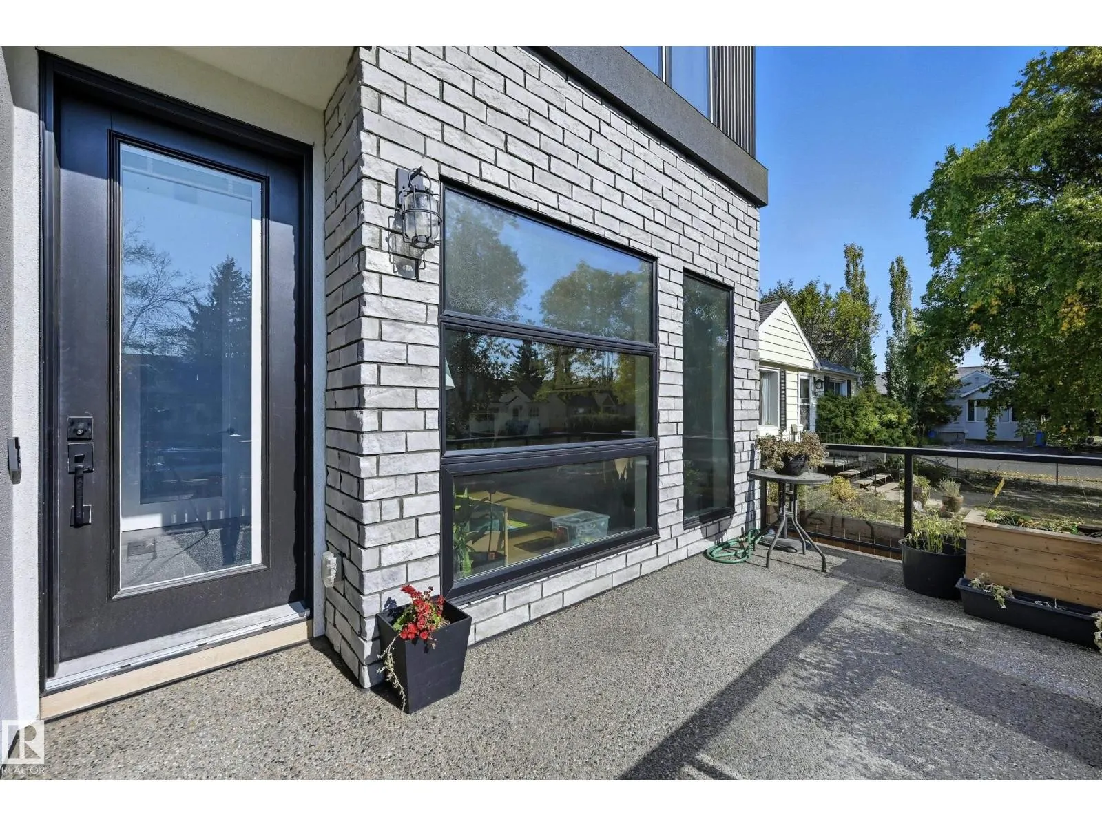 8806 85 AV NW