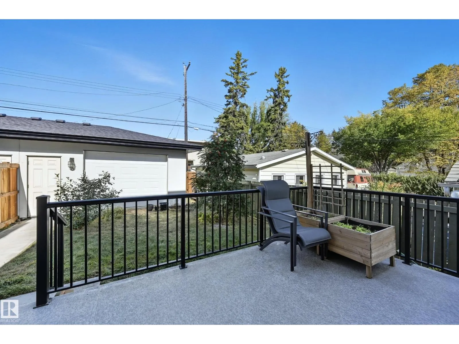 8806 85 AV NW