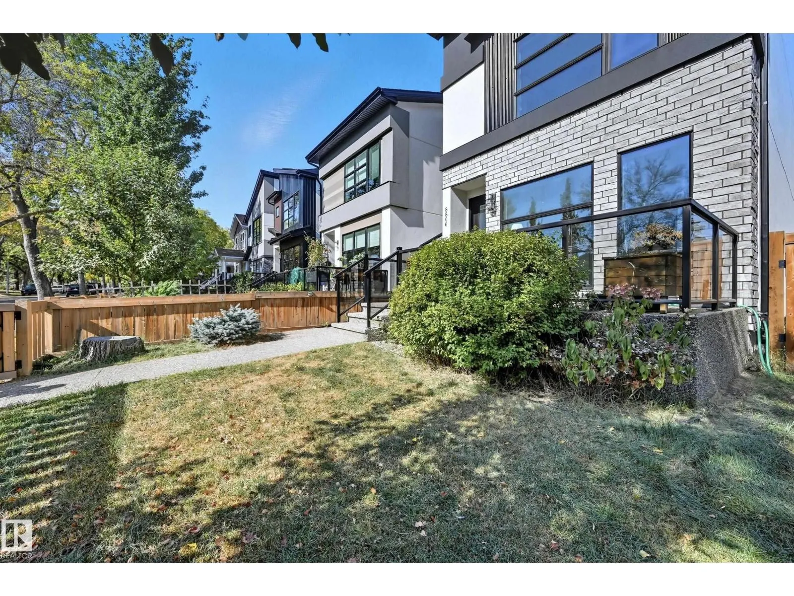 8806 85 AV NW