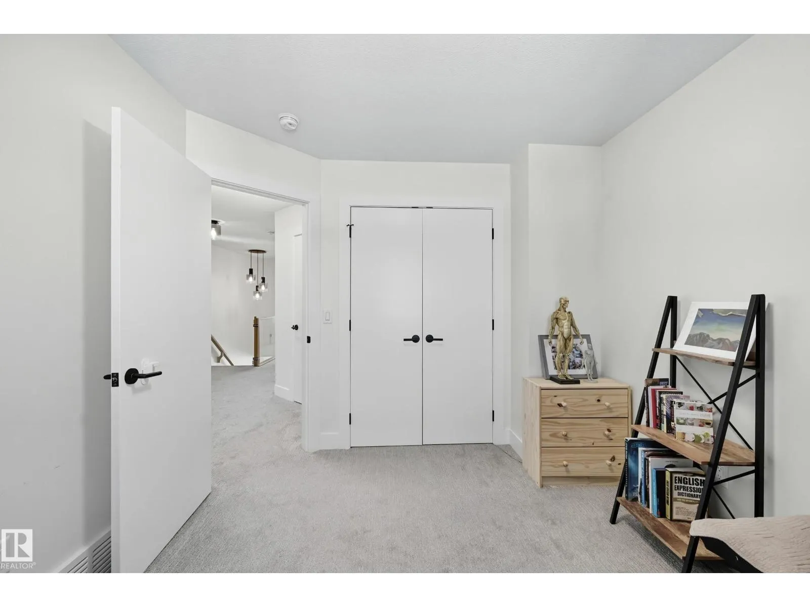 8806 85 AV NW