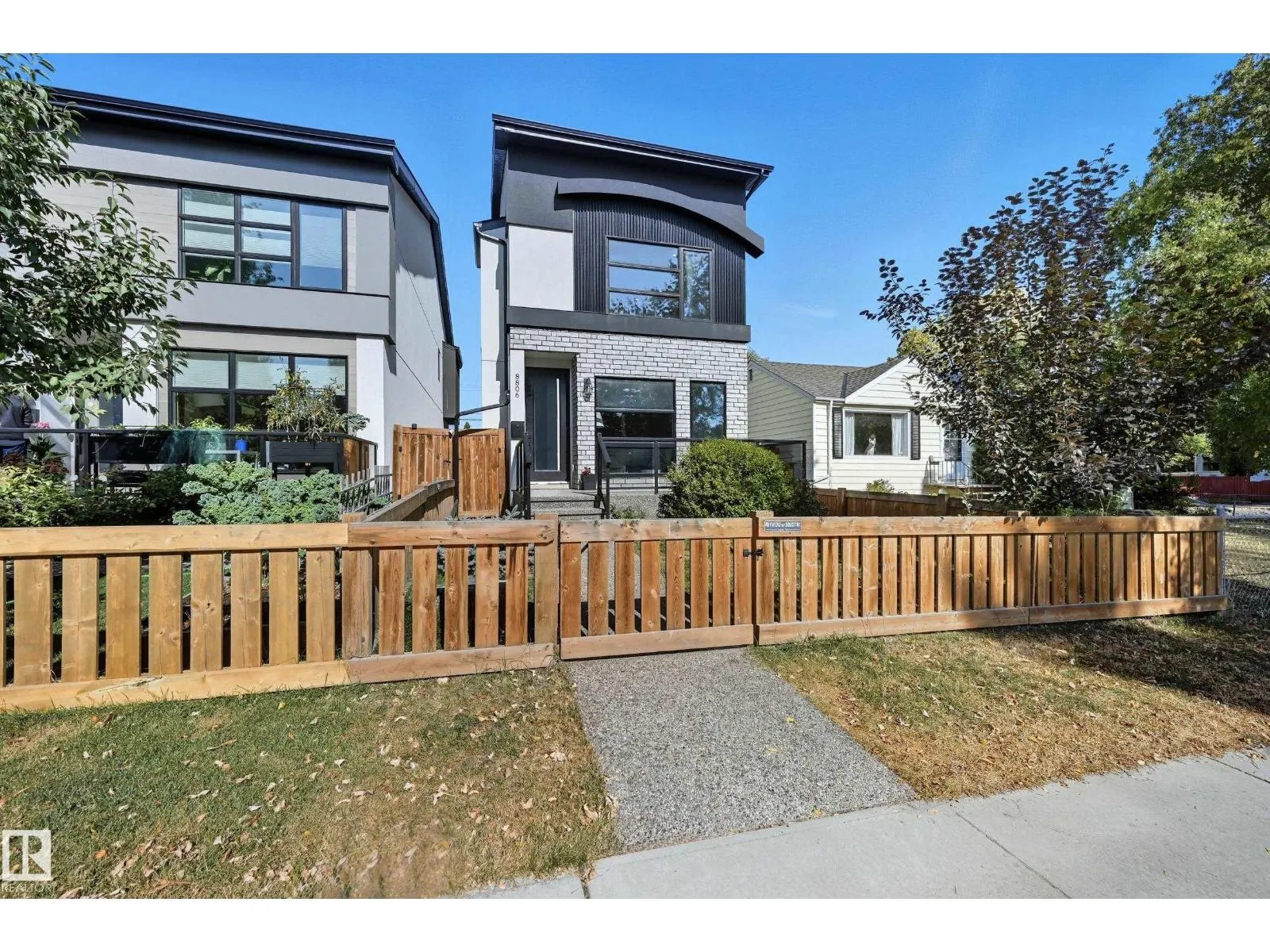 8806 85 AV NW