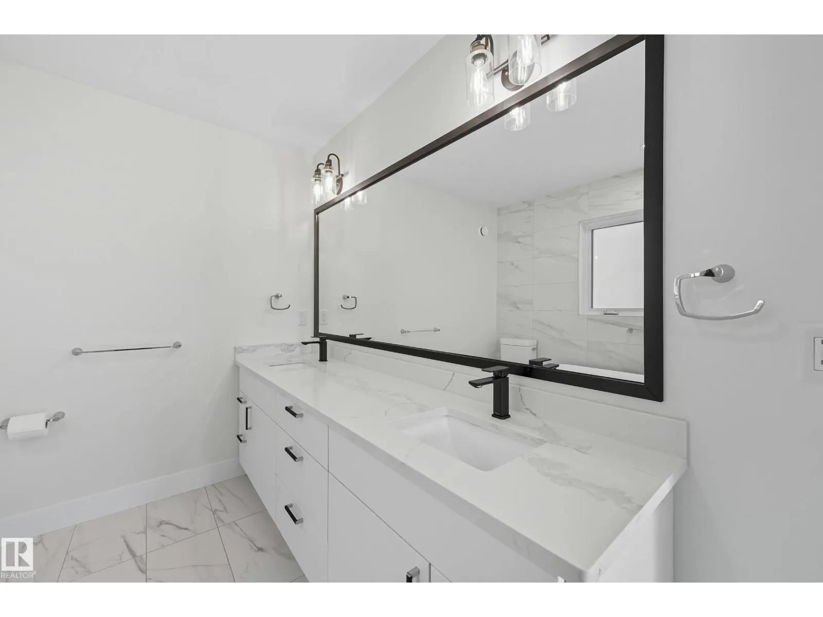 8806 85 AV NW
