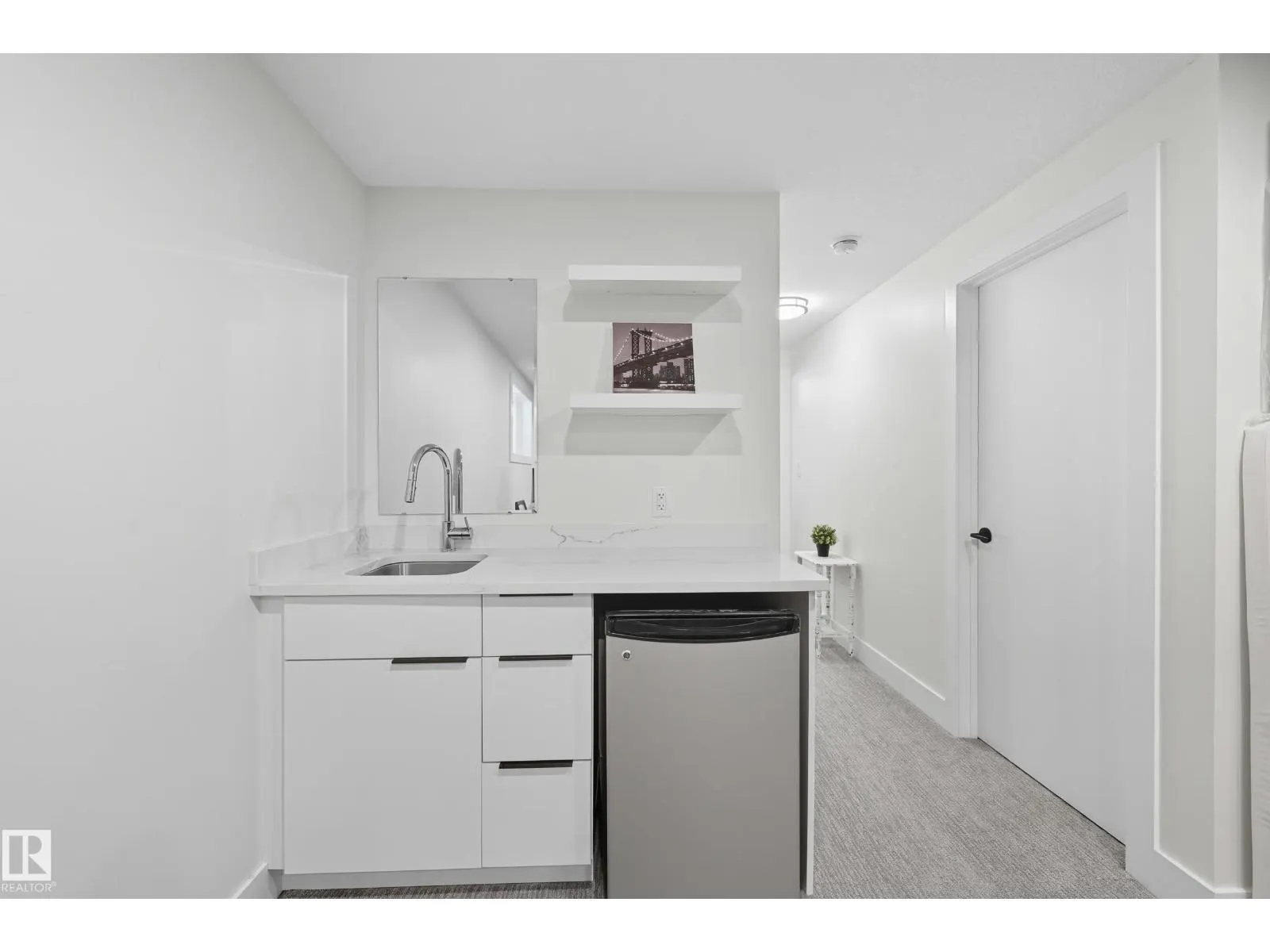 8806 85 AV NW