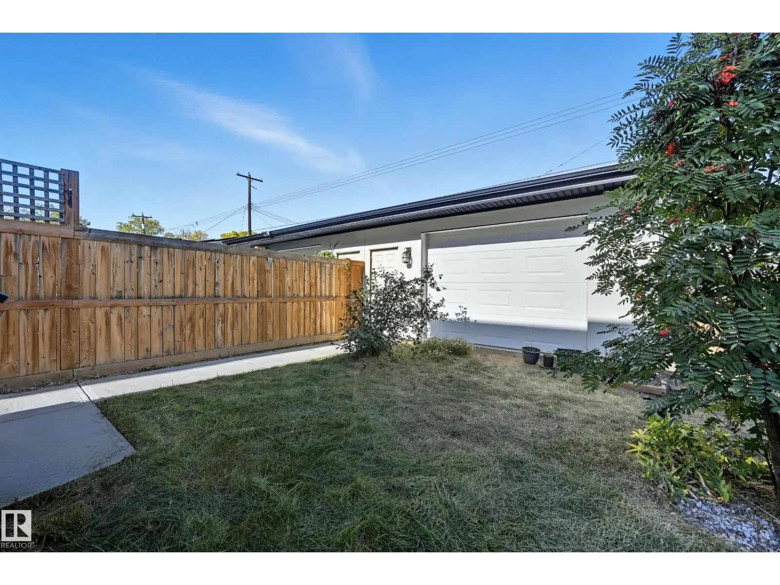 8806 85 AV NW