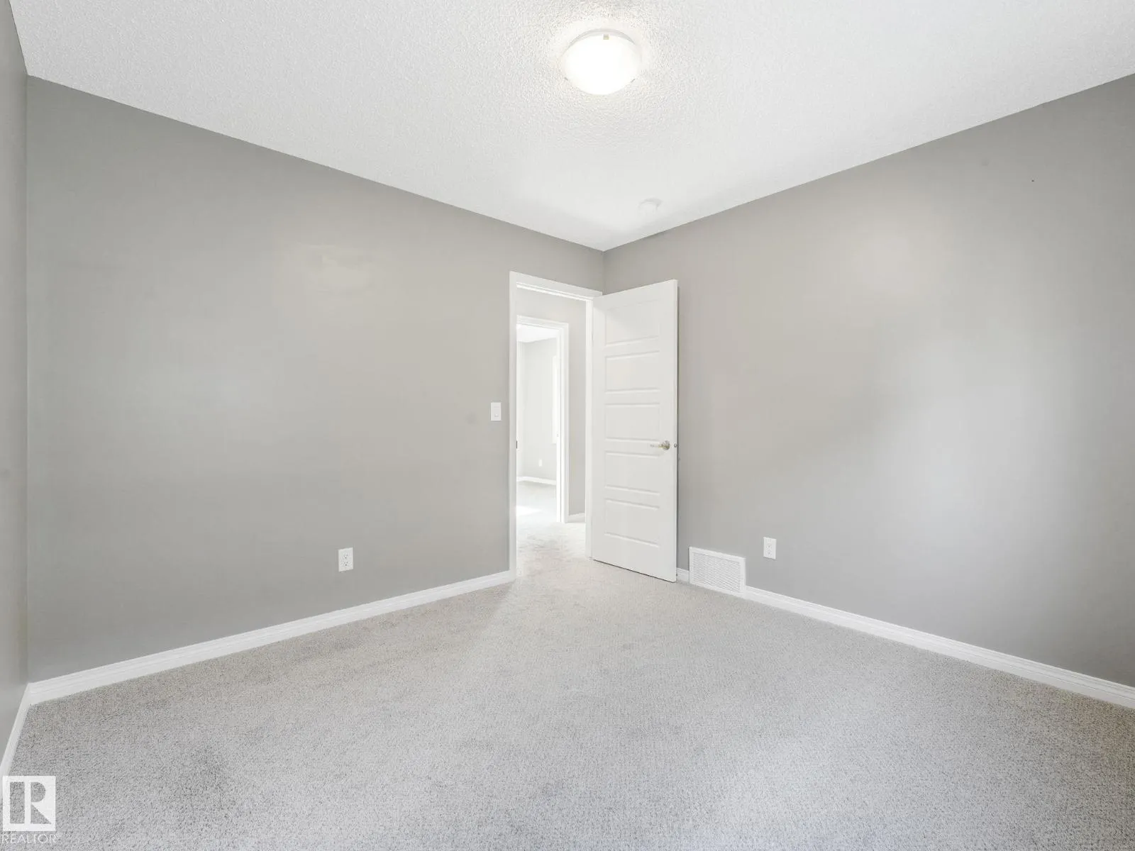 1631 203 ST NW