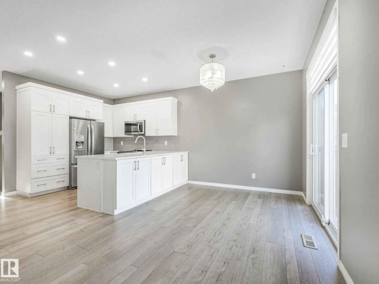 1631 203 ST NW