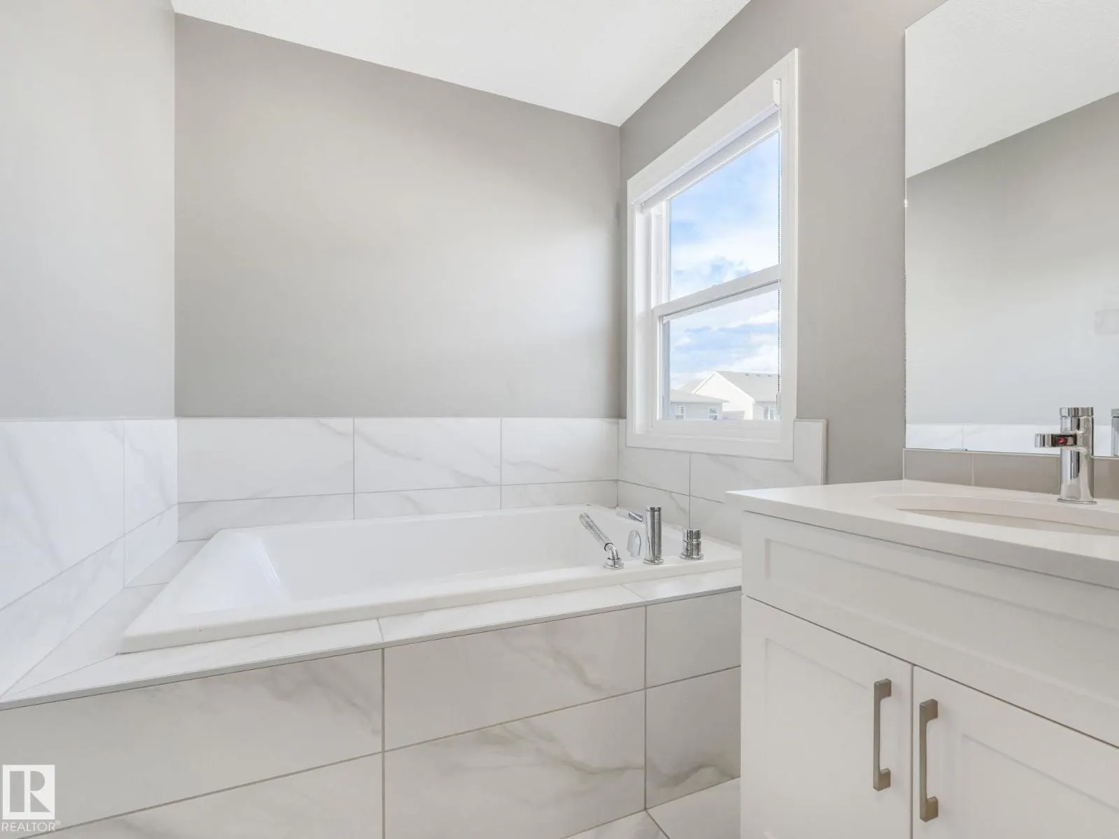 1631 203 ST NW