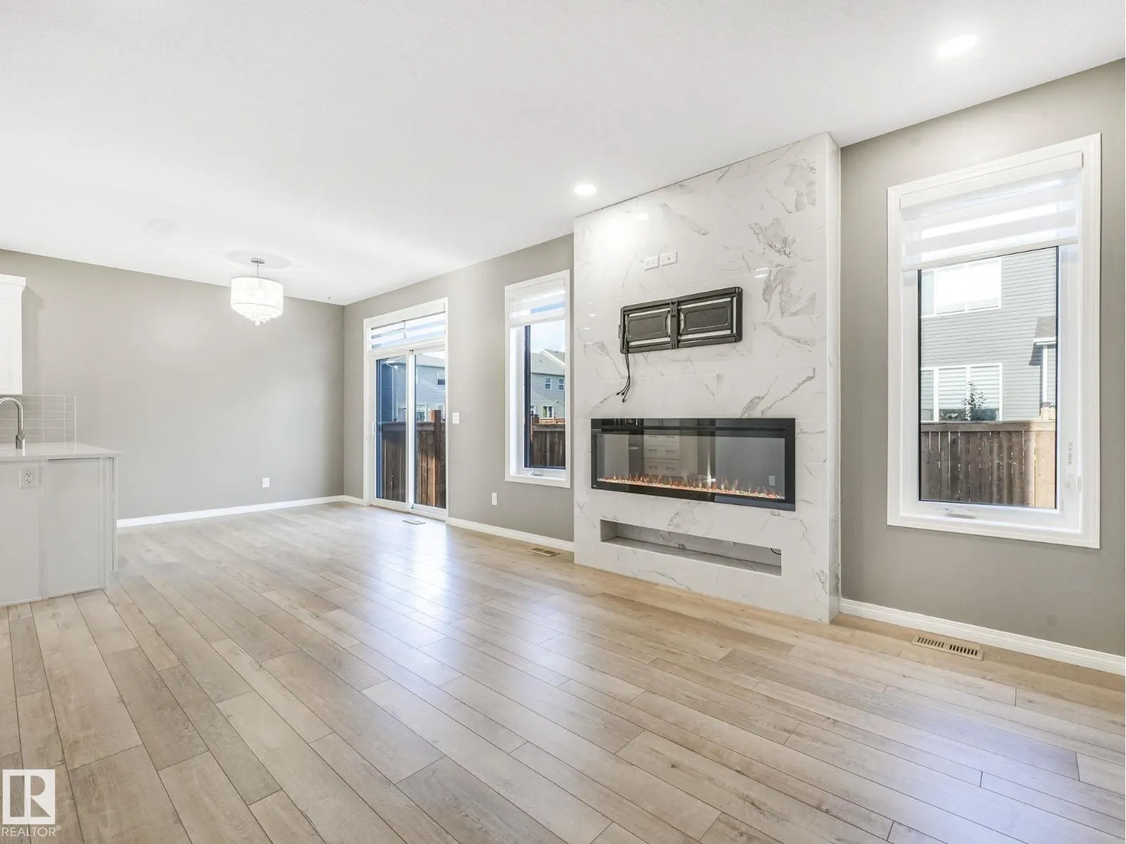 1631 203 ST NW