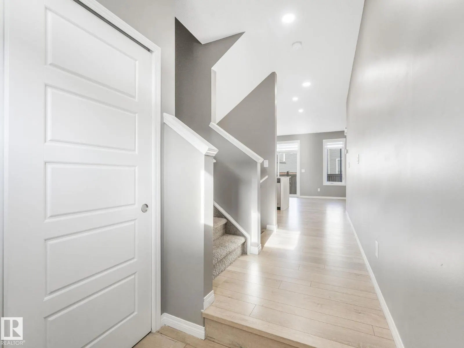 1631 203 ST NW