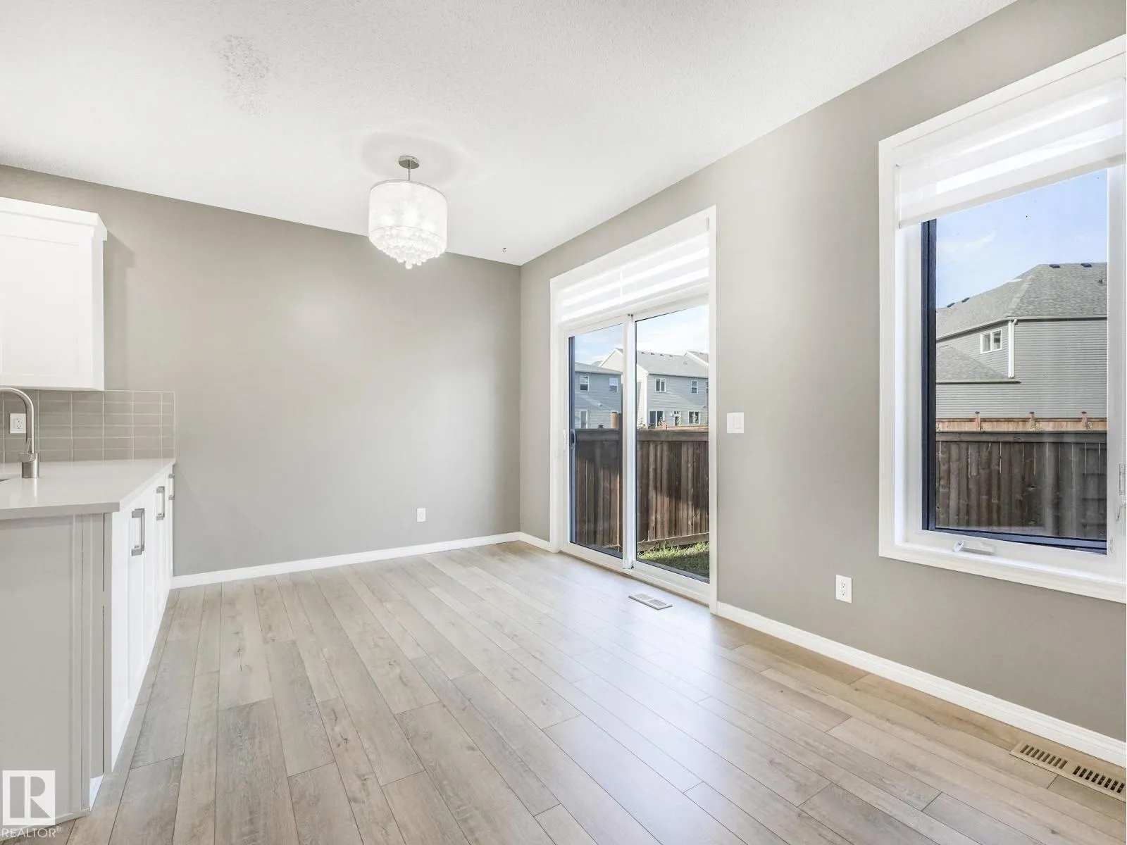 1631 203 ST NW