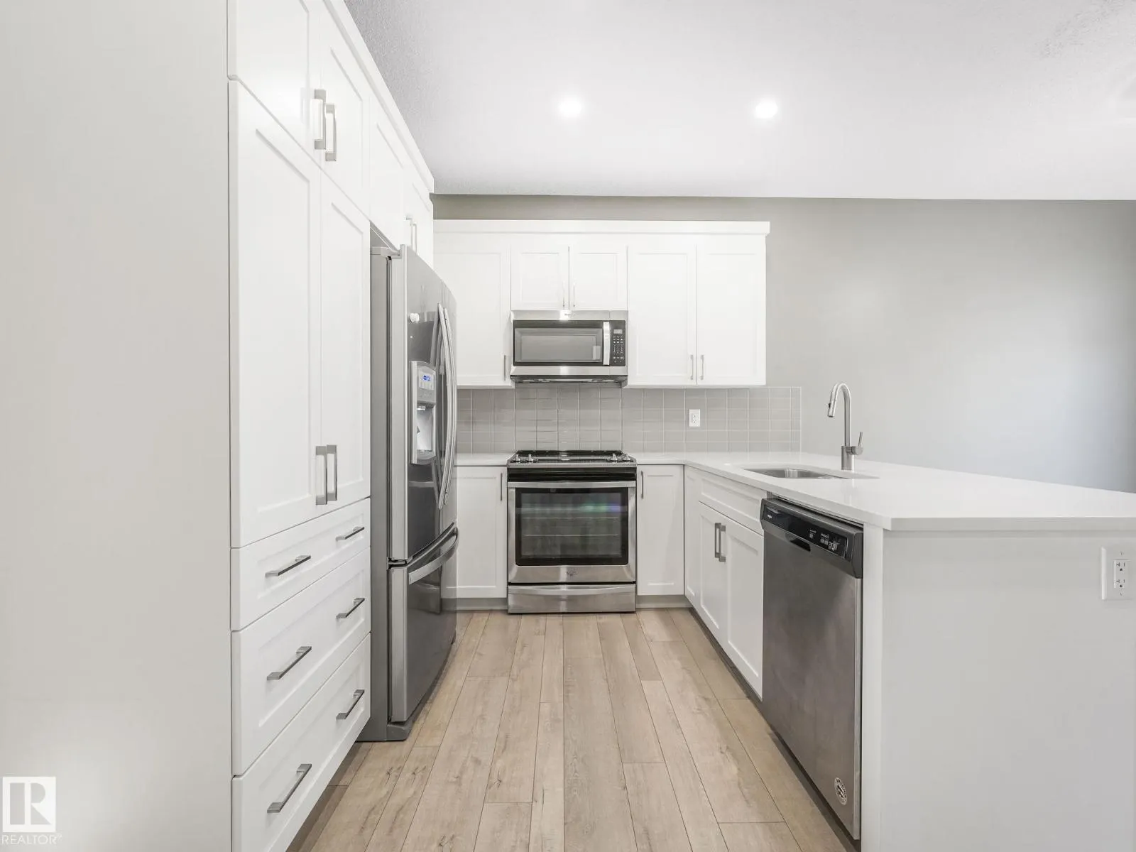 1631 203 ST NW