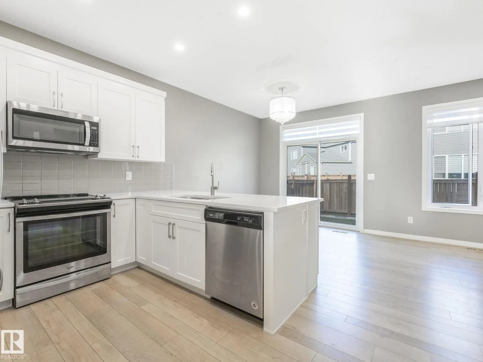 1631 203 ST NW