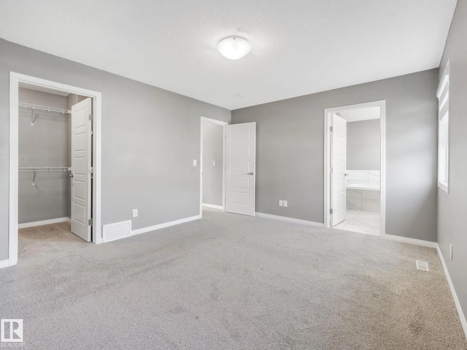 1631 203 ST NW