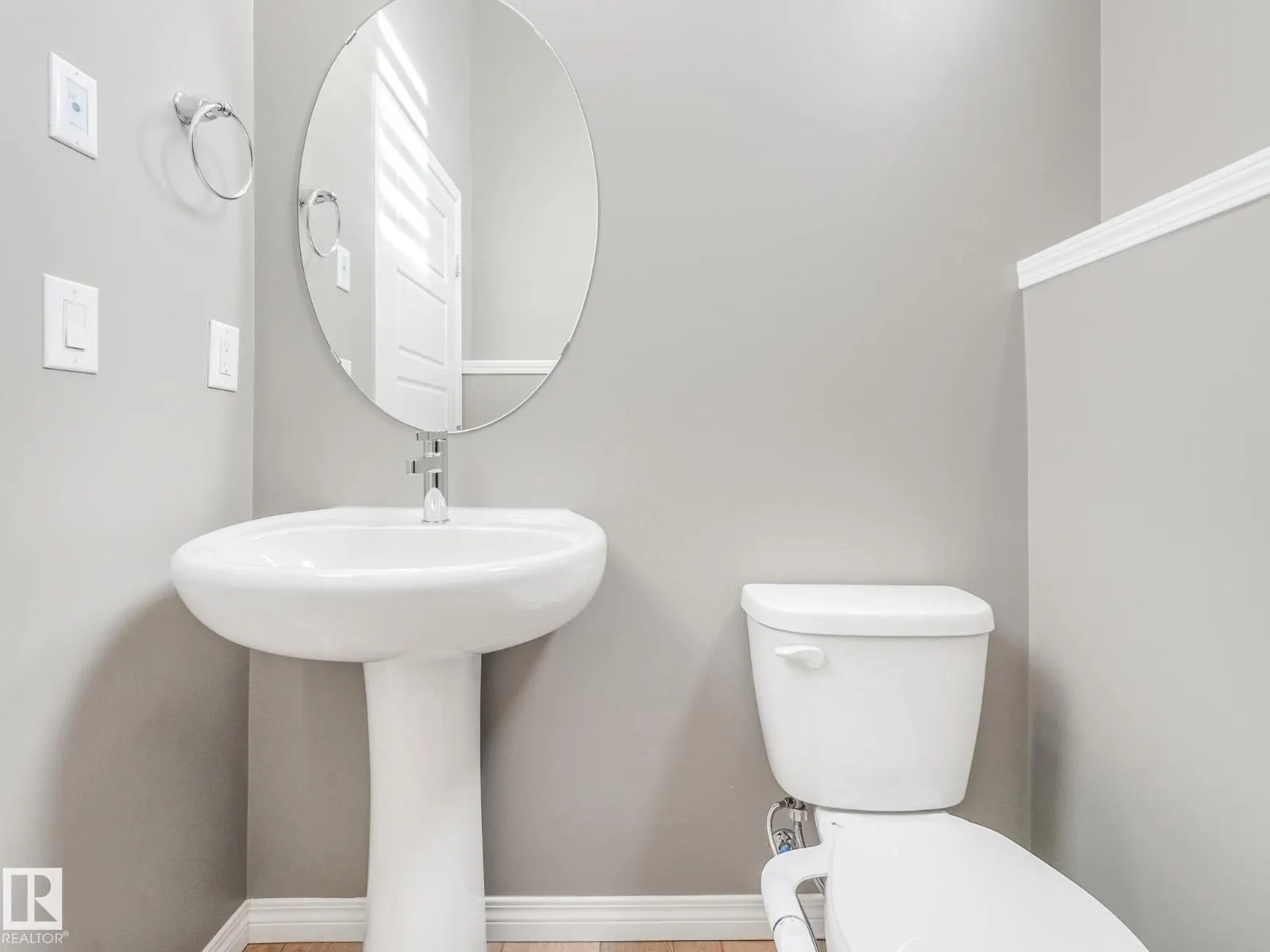 1631 203 ST NW