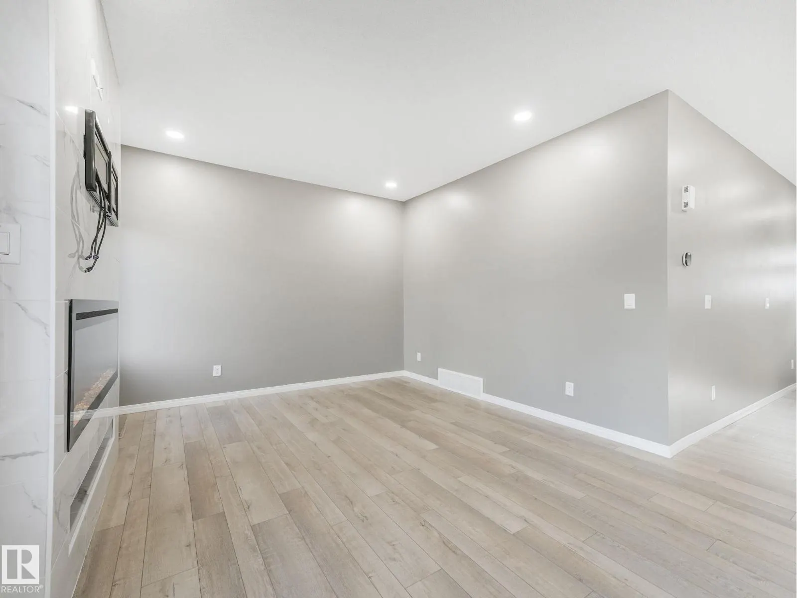 1631 203 ST NW