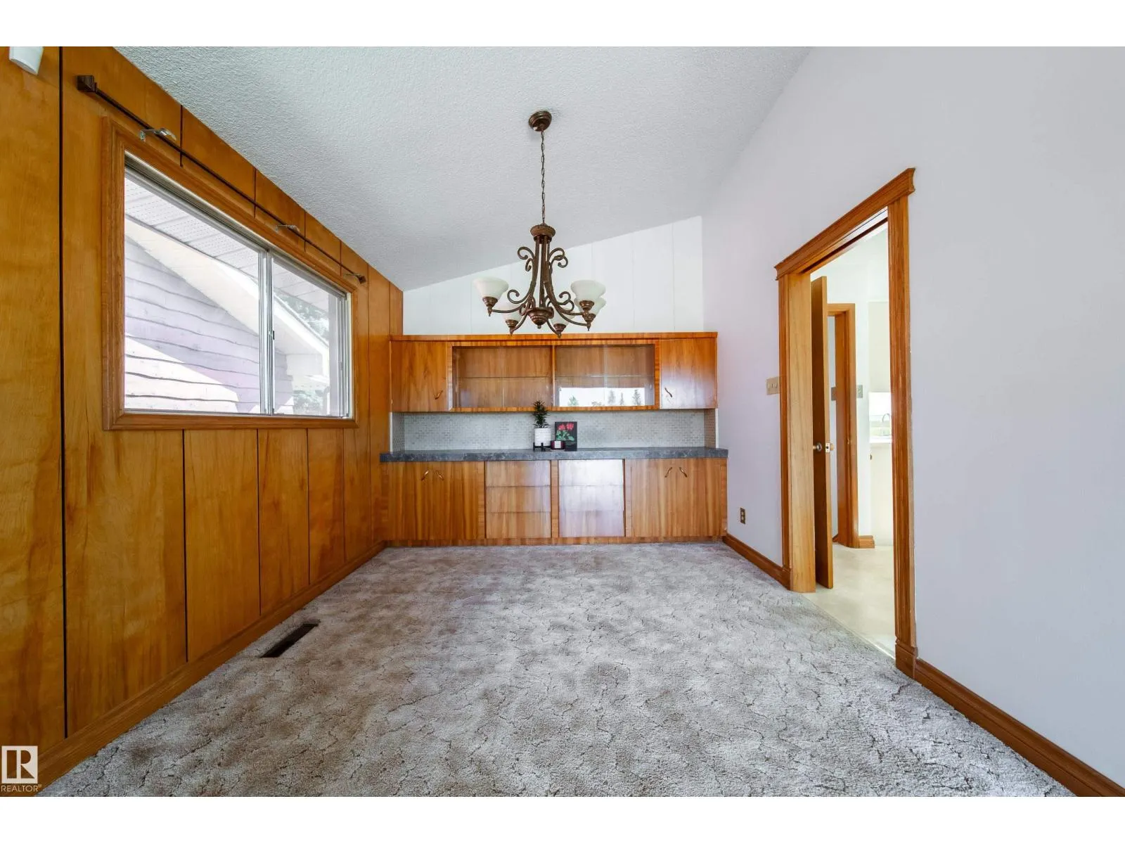 6507 98 AV NW