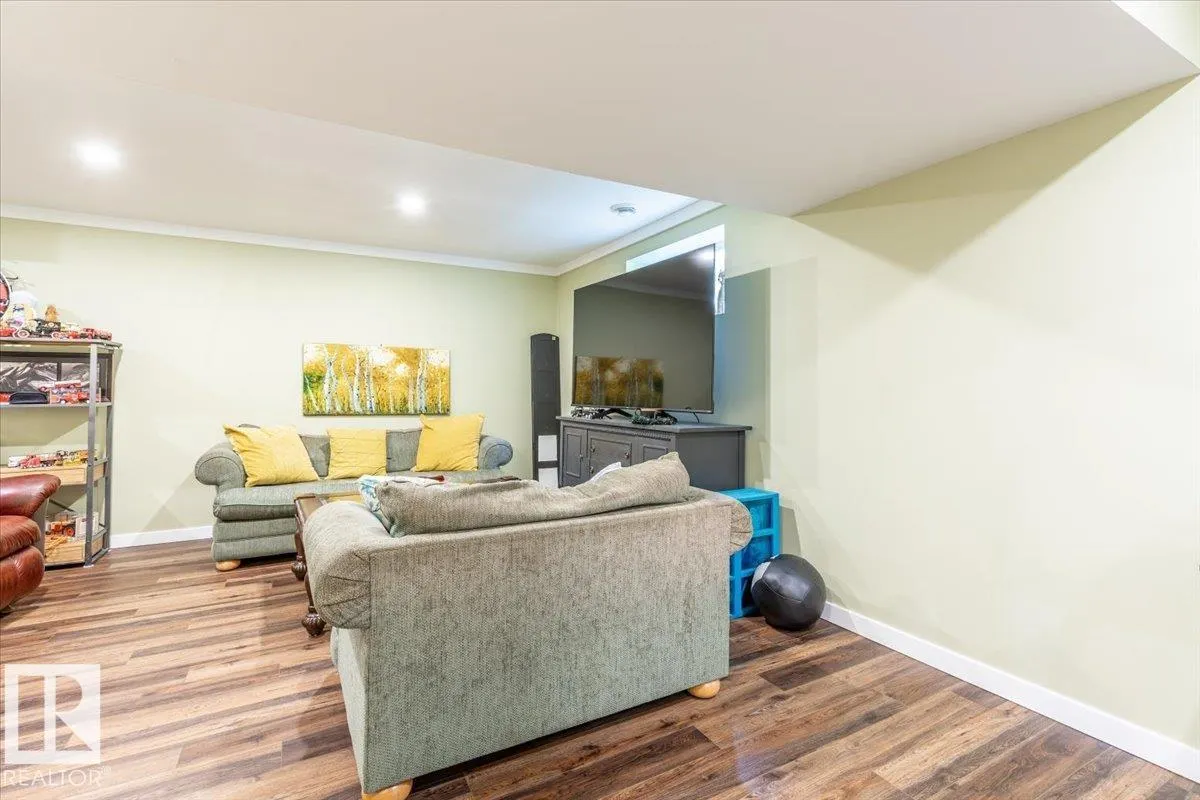 16 Westview DR