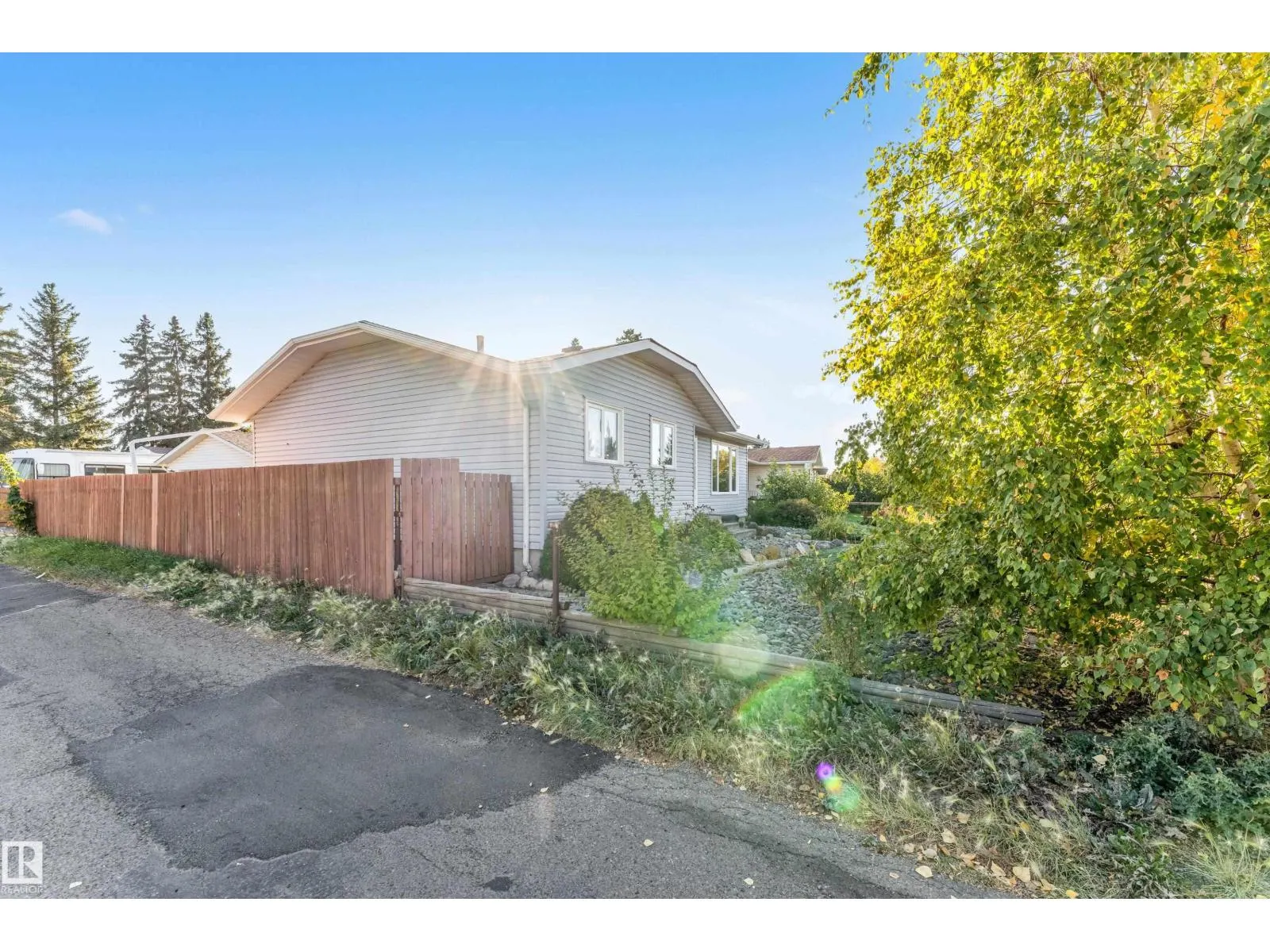 8103 14 AV NW