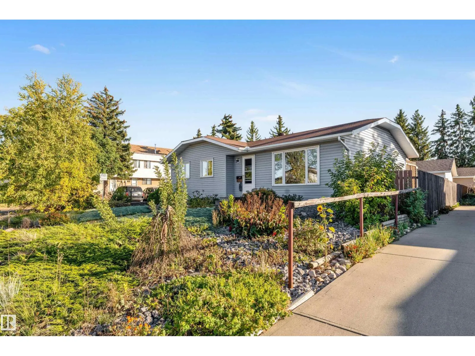 8103 14 AV NW