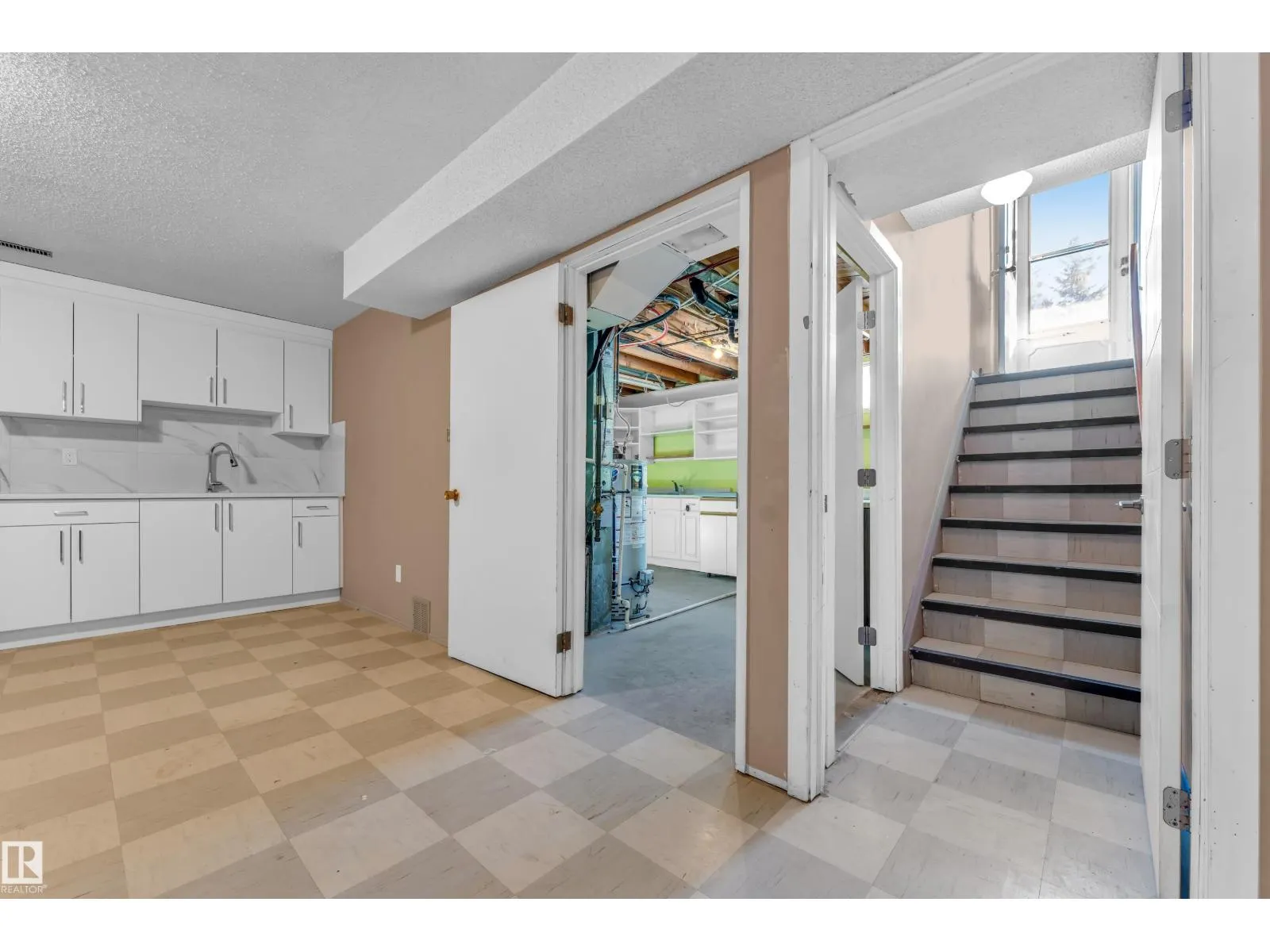 8103 14 AV NW