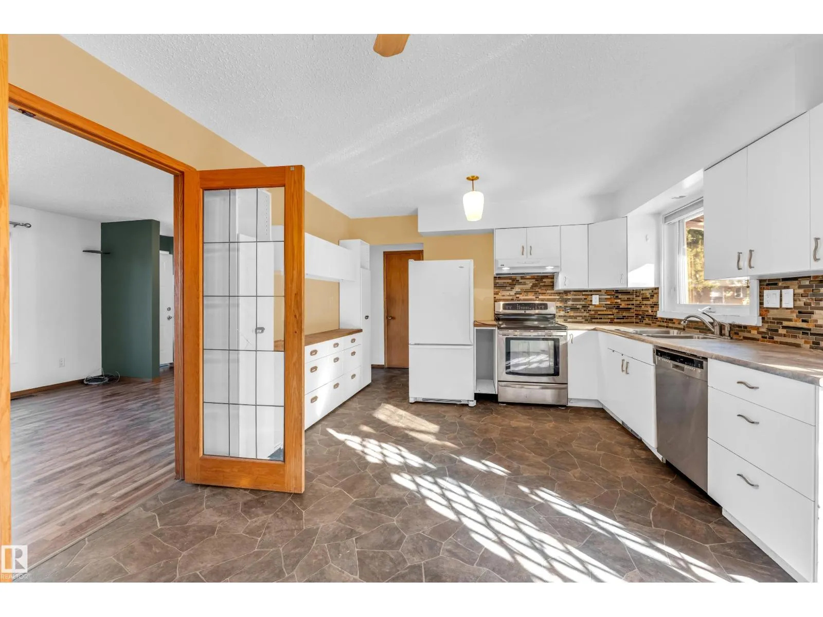 8103 14 AV NW