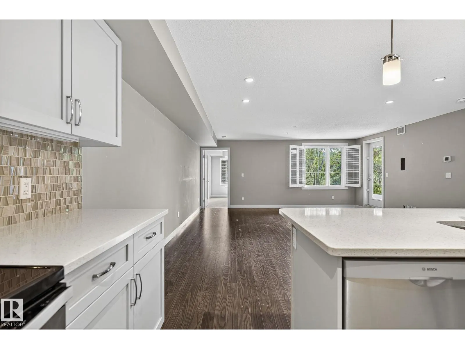 #102 5029 EDGEMONT BV NW