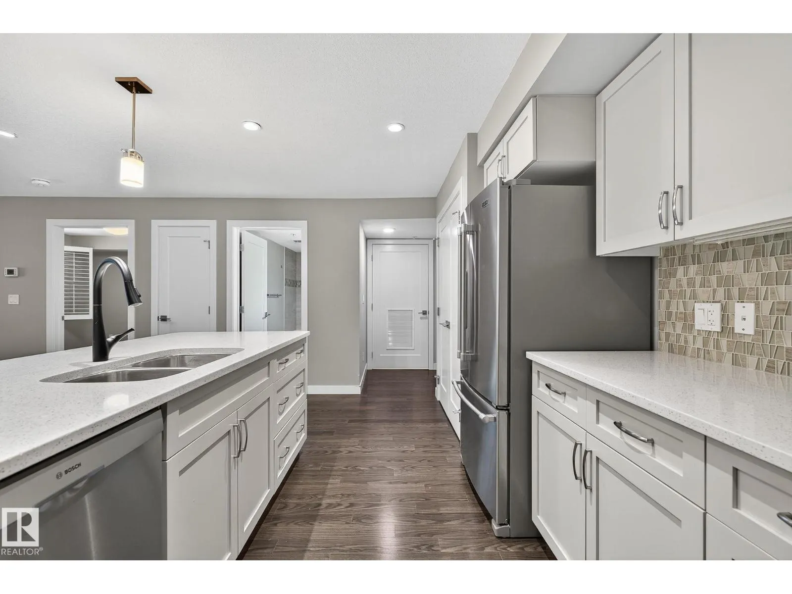 #102 5029 EDGEMONT BV NW