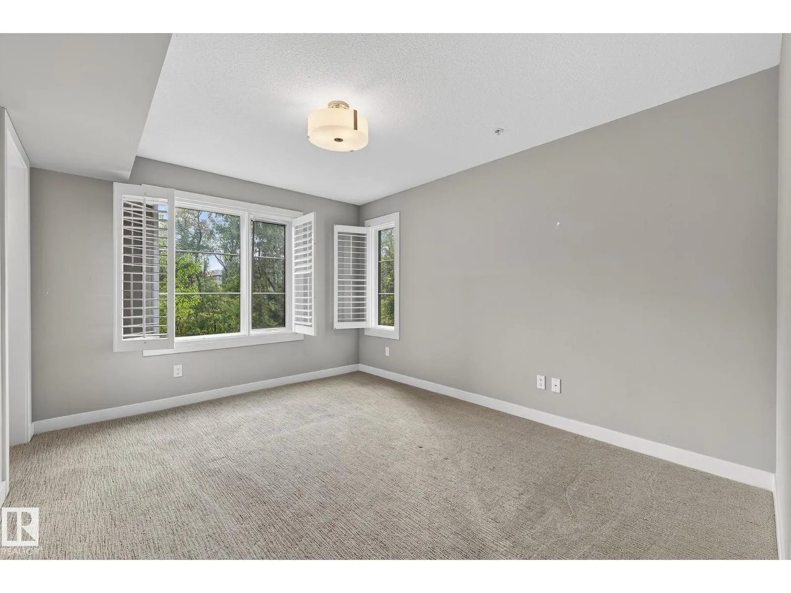 #102 5029 EDGEMONT BV NW