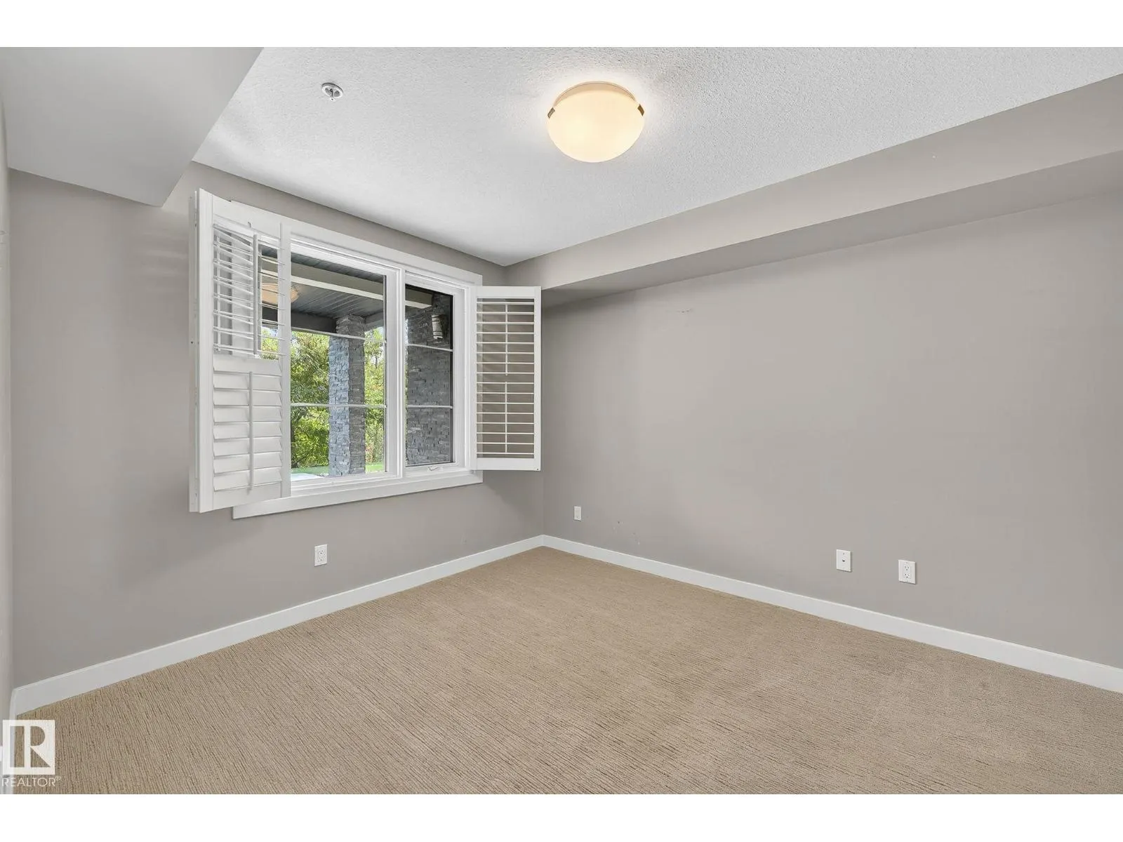 #102 5029 EDGEMONT BV NW