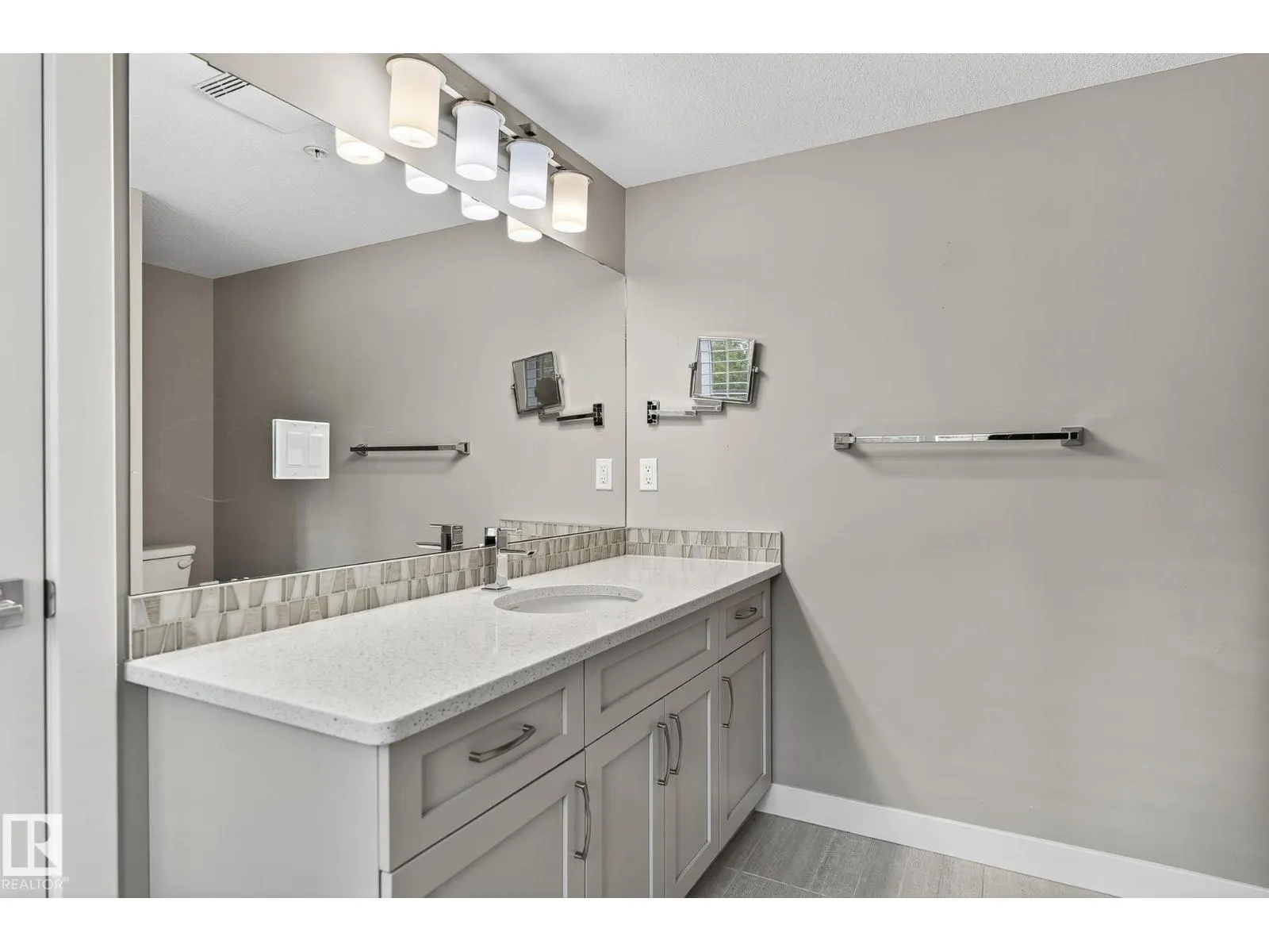 #102 5029 EDGEMONT BV NW